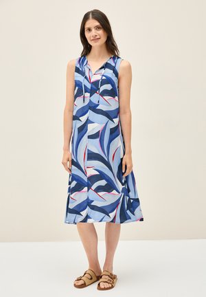 Ärmelloses Kleid in Hellblau mit einem Blattmuster in Dunkelblau und Rot. Verfügt über eine Kapuze, eine Knopfleiste und eine fließende A-Linie-Silhouette.