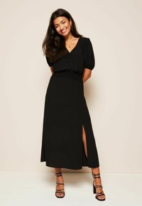 Friends Like These PUFF SLEEVE RUCHED WAIST V NECK MIDI SUMMER - Haljina-majica - black