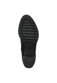 Suela de zapato negra con una superficie de goma texturizada, que presenta surcos horizontales y un tacón redondeado. Las marcas incluyen el nombre de la marca y la talla.