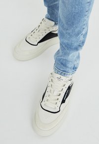 Baskets basses - cream/black
