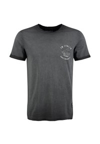 Camiseta gris de algodón con cuello redondo, mangas cortas y ribete negro. Presenta un estampado gráfico blanco en la parte delantera.