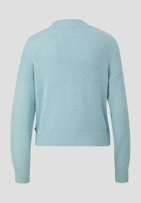 Jasnoniebieski krótki sweter z prążkowanym dekoltem i mankietami, o miękkiej teksturze i luźnym kroju. Brak widocznych zapięć lub wzorów.