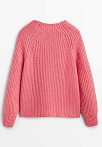 Maglione rosa lavorato a maglia con un design a coste strutturate, caratterizzato da una scollatura rotonda e maniche lunghe prolungate. La vista posteriore mostra le cuciture a raglan.