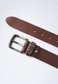 Ceinture en cuir marron avec une boucle métallique argentée, texture lisse, six trous pour l'ajustement et un logo sur la boucle.