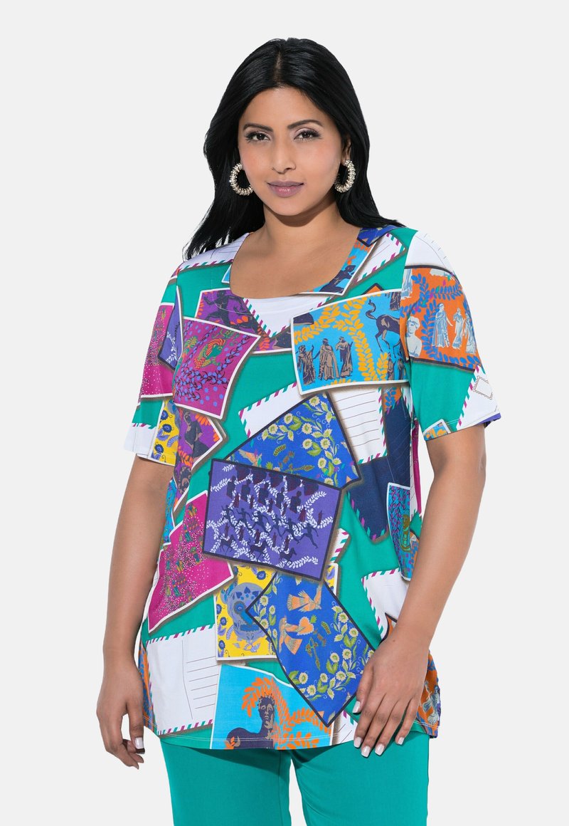 Túnica de manga corta con un diseño de patchwork multicolor y patrones vibrantes sobre un fondo blanco, hecha de una tela ligera.