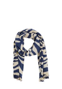 Bufanda azul marino y crema hecha de tela suave con un patrón geométrico y bordes con flecos, doblada y colocada en forma de lazo.