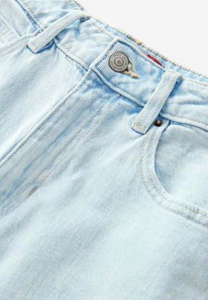 Shorts en denim bleu clair avec une coupe décontractée, dotés d'un bouton métallique, de passants de ceinture et de poches avant. Texture lisse avec un léger délavage.