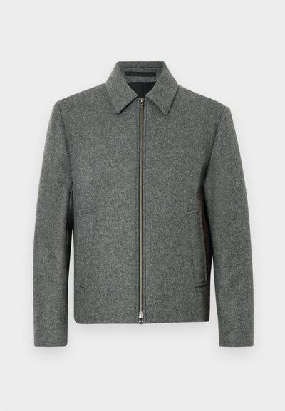 Šedá vlněná bunda s mixem materiálů, s předním zipem, plochým límcem a dvěma bočními kapsami. Disponuje čistým, strukturovaným designem a hladkým povrchem.