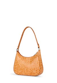 Orange Lederhandtasche in halbkreisförmigem Design, mit strukturiertem Krokodil-Muster, verstellbarem Tragegurt und Silberfarbene Hardware-Akzenten.