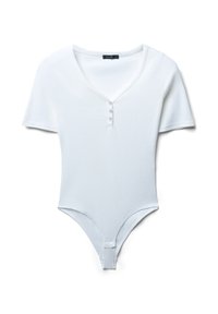 Body bianco a maniche corte con scollatura a V profonda, caratterizzato da cinque bottoni frontali e una chiusura a scatto nella parte inferiore, realizzato in tessuto morbido.