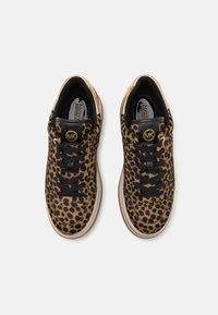 Baskets à imprimé léopard avec lacets noirs, accents dorés et semelle en caoutchouc. Dotées d'un intérieur rembourré et d'une forme à bout rond.
