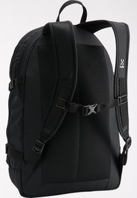 Mochila negra con panel trasero acolchado y de malla; correas ajustables; hebillas laterales; diseño minimalista y materiales para durabilidad y comodidad.
