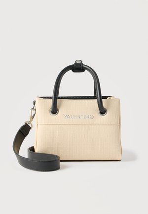 Sac à main beige texturé Valentino avec poignées en cuir noir et bandoulière noire amovible, posé sur un fond clair uni.