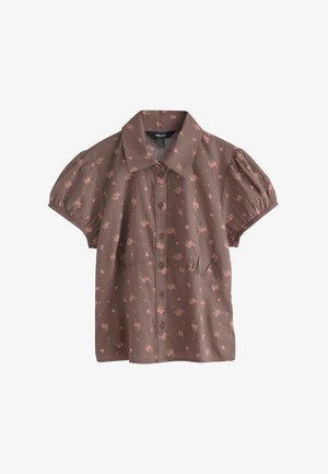 Hnedá blúzka s krátkym rukávom, malým ružovým kvetinovým vzorom, zapínanie na gombíky vpredu, nafúknuté rukávy a klasický golier.