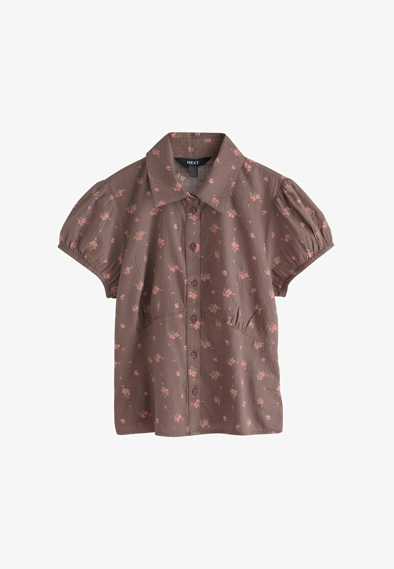 Blouse marron à manches courtes avec petit motif floral rose, boutonnée sur le devant, manches bouffantes et col classique.