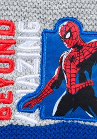 Tissu tricoté gris avec un graphique bleu de Spider-Man et des lettres rouges qui disent "BEYOND AMAZING." La texture est douce avec une broderie détaillée.