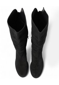 Stivali alti neri in suede, con punta arrotondata, design arricciato e superficie testurizzata. Presentano un'apertura liscia, leggermente elasticizzata e senza hardware visibile.