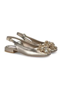 Ballerines à talon ouvert en argent métallique avec un bout rond et un ornement floral décoratif comprenant des strass et des perles. Petit talon bloc.