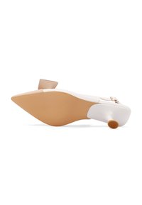 Scarpa bianca a punta con tacco beige, suola testurizzata e un piccolo elemento decorativo sul retro. Il materiale sembra liscio e lucido.