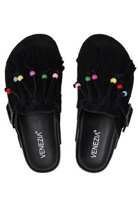 Sorte slip-on sandaler med frynser og farverige perler på toppen, udstyret med justerbare spænder og "Venezia" branding på indersålerne.