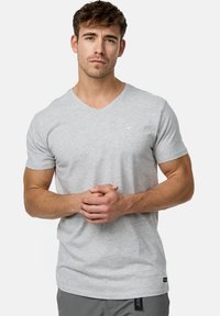Grijze v-hals t-shirt gemaakt van zacht katoen, met korte mouwen, een slim fit en een klein logo op de linkerborst.