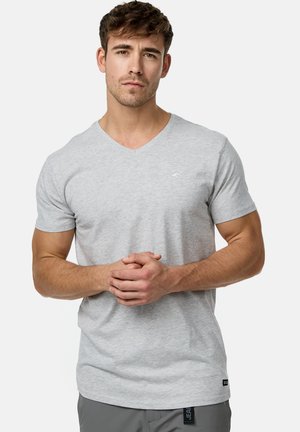 Harmaa V-pääntie t-paita, joka on valmistettu pehmeästä puuvillasta. Paitassa on lyhyet hihat, slim fit -leikkaus ja pieni logo vasemmassa rintataskussa.