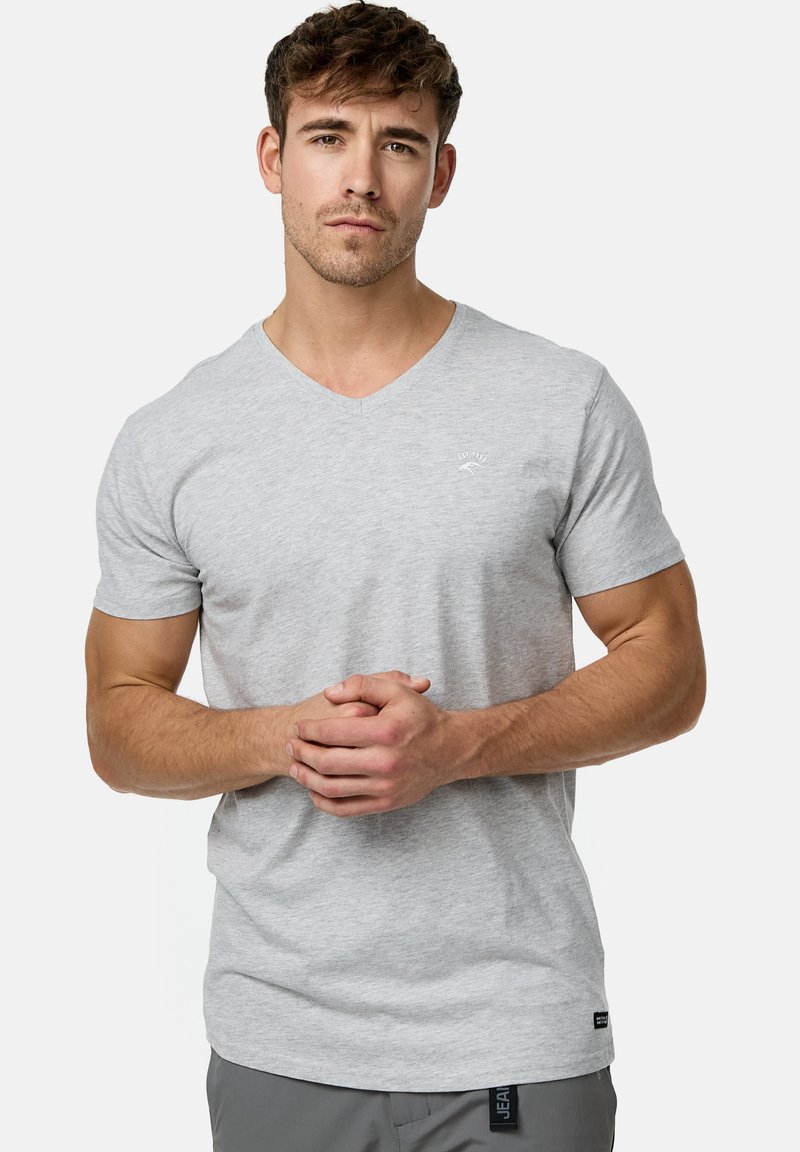 Grijze v-hals t-shirt gemaakt van zacht katoen, met korte mouwen, een slim fit en een klein logo op de linkerborst.