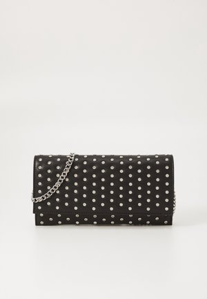Pochette rectangulaire noire avec des clous argentés et une bandoulière chaîne argentée sur fond blanc uni.