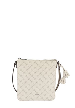 Sac à bandoulière beige en cuir texturé avec un motif répétitif, fermeture zippée et accents de glands décoratifs. Sangle réglable.