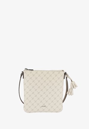 Bolso cruzado beige hecho de cuero texturizado con un patrón repetitivo, cierre de cremallera y adornos de borlas decorativas. Banda ajustable.