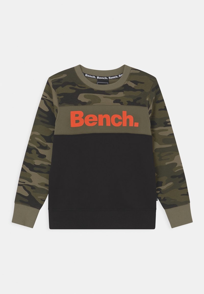 Sweat-shirt à manches longues avec motif camouflage sur les manches et le haut de la poitrine, partie inférieure noire et logo orange "Bench." à l’avant.