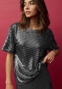 Next PETITE FIT - SEQUIN - Printtipaita - silver