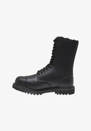 Čierne kožené šnurovacie čižmy s posilnenou špičkou, textúrovanou kožušinovou podšívkou a robustnou podrážkou. Majú vysoký zvršok a viaceré očka na šnúrky.