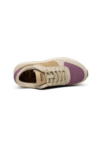 Beige och lila sneakers med en strukturerad ovandel, som har en korkinläggssula, randiga detaljer och en rund tådesign.
