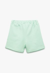 Lysegrøn ribbet stofshorts med elastisk talje, vist fladt på en hvid baggrund.