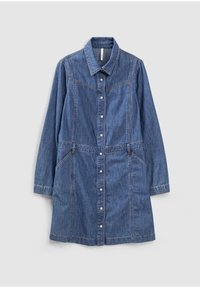 Vestido largo de mezclilla con botones, cuello, mangas largas, bolsillos laterales y detalles de costuras en los paneles delantero y trasero sobre fondo liso.