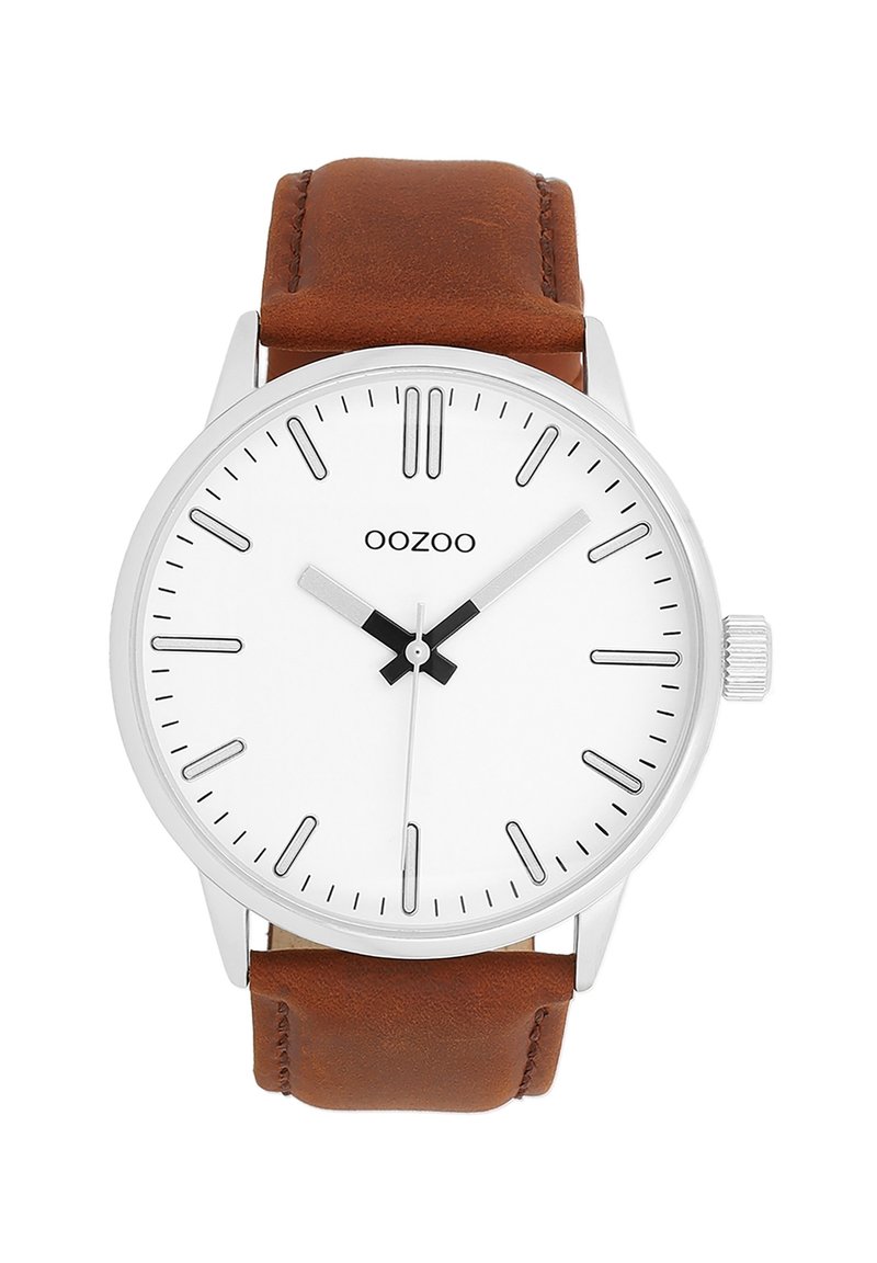 Montre argentée avec un cadran blanc, des index noir et des aiguilles. Bracelet en cuir marron avec une finition texturée. Nom de la marque "OOZOO" affiché.