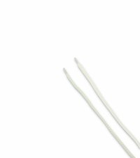 Due lacci: uno piatto, di colore crema con una leggera lucentezza, e uno rotondo, di colore avorio con una superficie textured e leggeri riflessi verde chiaro.