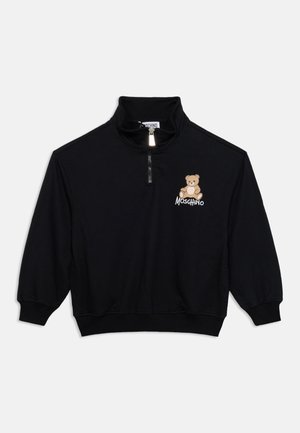 Pull noir à manches longues avec demi-fermeture éclair, col montant, motif nounours et texte "Moschino" sur la partie gauche de la poitrine.