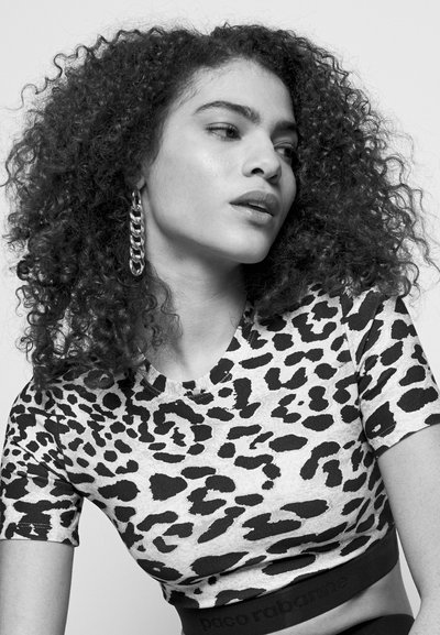 Top de manga curta em padrão de leopardo em cinza e preto, com decote redondo e uma faixa preta sólida com detalhe de logotipo na cintura.