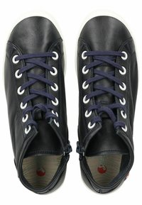 Zapatillas altas de cuero negro con cordones azul marino, ojales blancos y una suela de goma blanca en contraste. Incluyen un cierre de cremallera en el lateral.