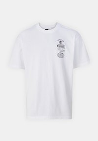 T-shirt blanc à manches courtes avec un petit graphique noir sur la poitrine représentant une scène de diner et une assiette de nourriture avec du texte en japonais.