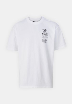 Weißes Kurzarm-T-Shirt mit kleinem schwarzem Grafikdruck auf der Brust, der eine Diner-Szene und einen Teller mit Essen zeigt, mit japanischem Text.