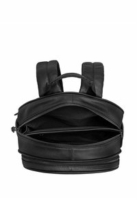 Czarna skórzana plecak z dwoma wyściełanymi paskami, uchwytem u góry i zamykanymi przegrodami. Gładka tekstura i ustrukturyzowany kształt z subtelnymi szwami.