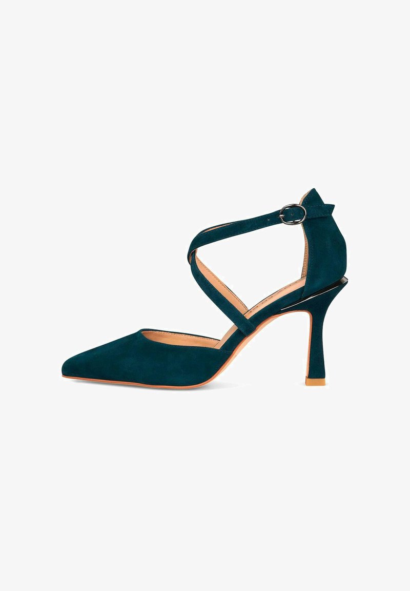 Teal suede hoge hak met een spitse neus, enkelbandje en taps toelopende hak, met een subtiele gouden accent op de basis van de hak.