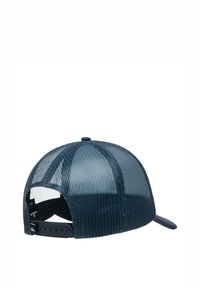 Gorra de malla azul marino con visera curva, cierre ajustable de clic y patrón de superficie texturizada para transpirabilidad.