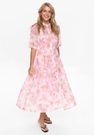 Lyserød blomster maxikjole med korte ærmer, knapper foran, figursyet talje og let, gennemsigtigt stof med blomster i pastelfarver.