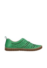 Chaussure en cuir verte avec des motifs triangulaires perforés et des points, design à enfiler, semelle en caoutchouc marron et coutures contrastantes le long du bord.