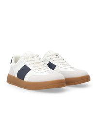 Weiße und marineblaue Sneakers mit einem Obermaterial aus Wildleder und Leder, Gummisohle, durchbrochenem Design und runder Zehenpartie. Schnürverschluss mit strukturiertem Griff.