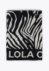 Schwarz-weißer Zebra-Print-Schal aus leichtem Stoff mit fransigen Kanten; unten mit fettem Text "LOLA C".